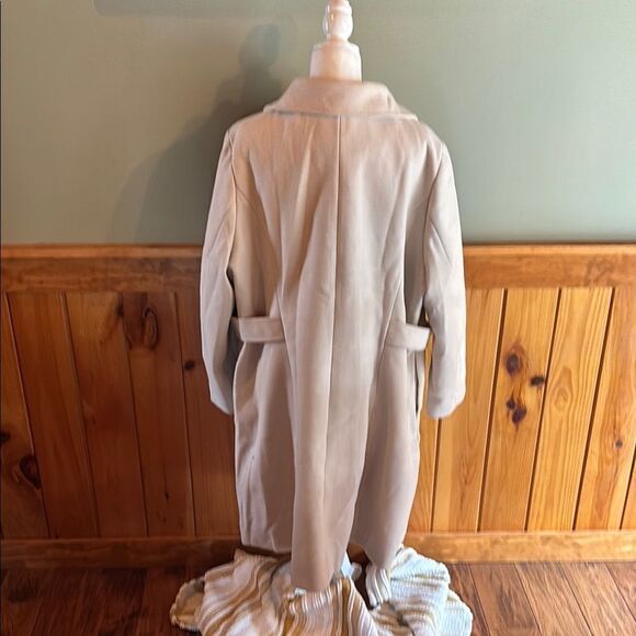 Classic Beige Trench Coat with Black Buttons - Picture 4 of 12